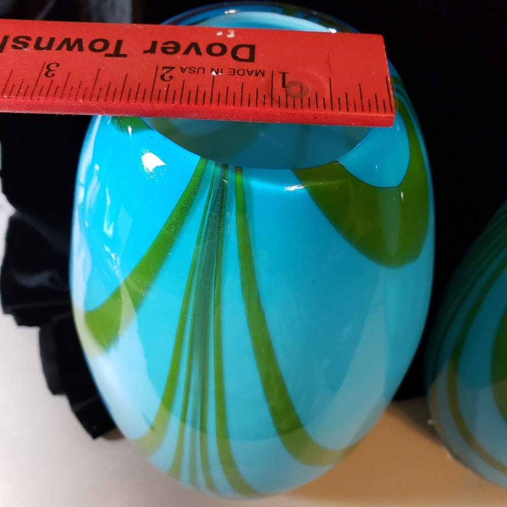 2  Beautiful Vases - Picture 6 of 11